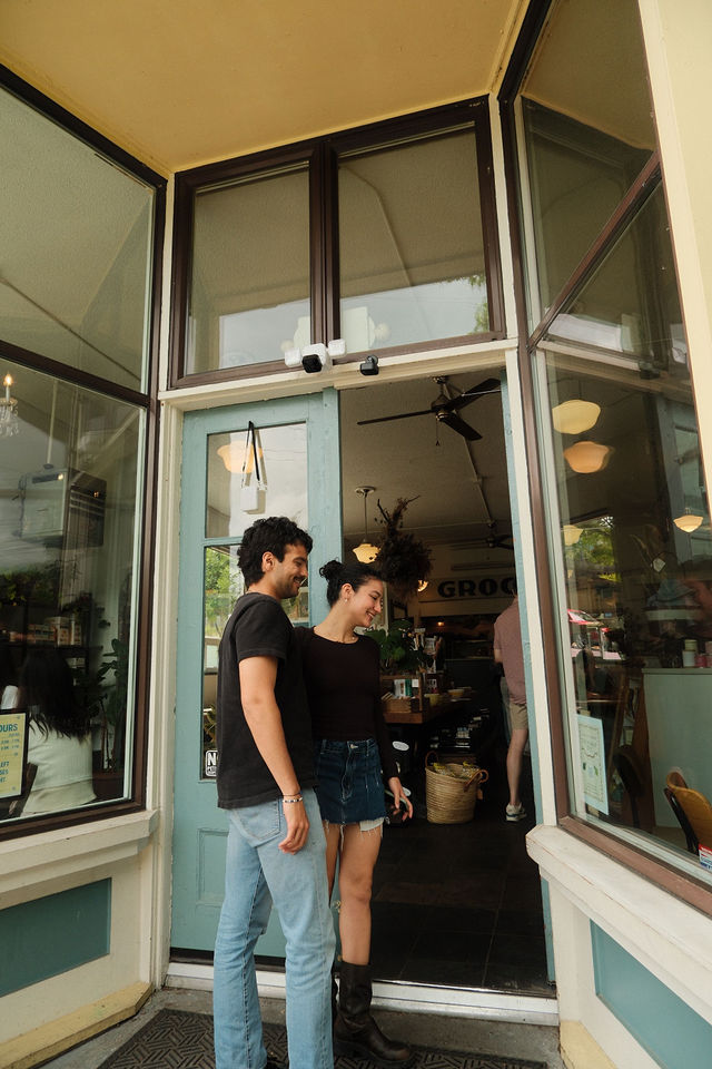 Adi and Defne talking outside a neighborhood cafe